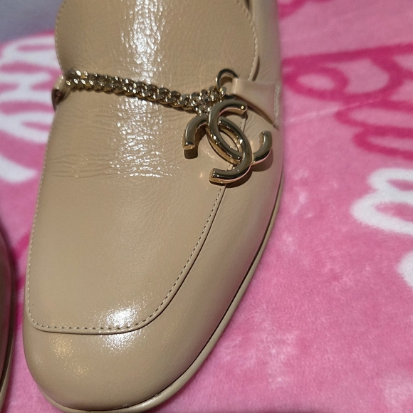 Chanel Women's Tan Loafer With Gold Accent CC Chain, Size 37.5 - Picture 4 of 9